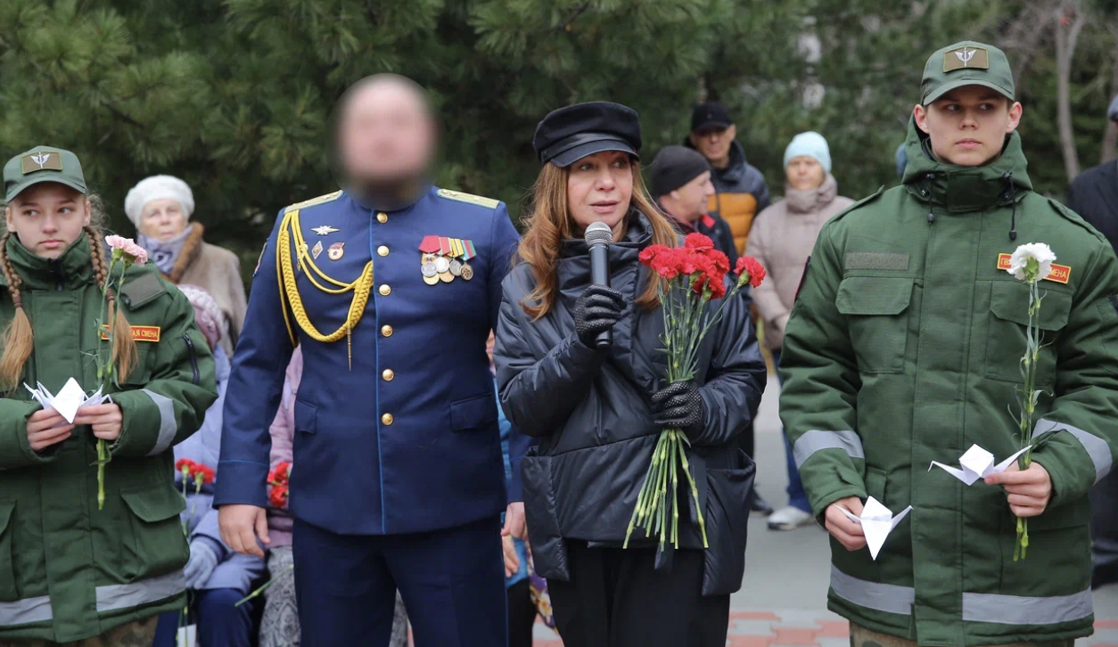 Фото В новосибирском сквере Славы почтили память павших бойцов у мемориала «Плакучая Ивушка» 5
